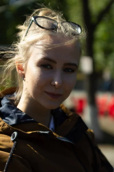 Meisje Met Bril Het Park Bij Zonnig Weer — Stockfoto