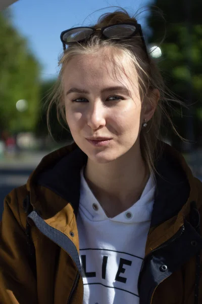 Mädchen Mit Brille Park Bei Sonnigem Wetter — Stockfoto