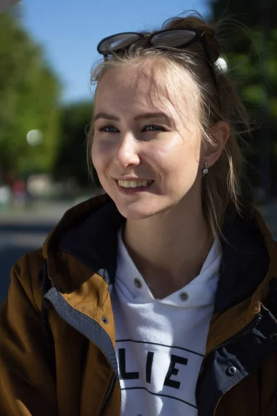 Meisje Met Bril Het Park Bij Zonnig Weer — Stockfoto