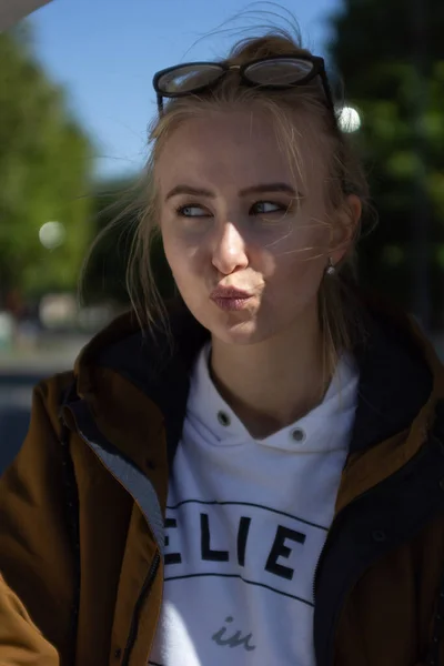 Meisje Met Bril Het Park Bij Zonnig Weer — Stockfoto