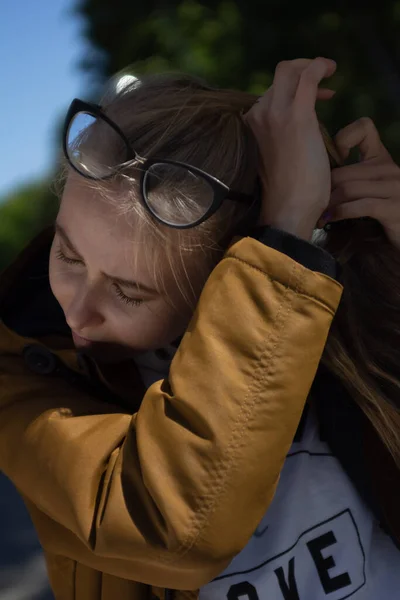 Gadis Dengan Kacamata Taman Dalam Cuaca Cerah — Stok Foto