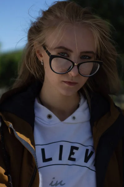 Chica Con Gafas Parque Tiempo Soleado —  Fotos de Stock