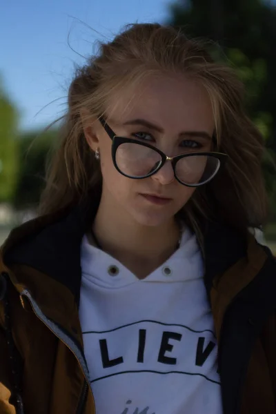 Chica Con Gafas Parque Tiempo Soleado —  Fotos de Stock