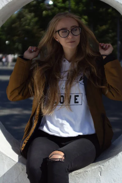 Chica Con Gafas Parque Tiempo Soleado —  Fotos de Stock