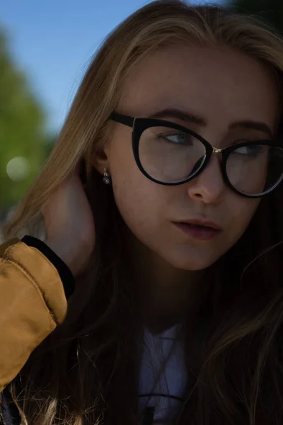 Chica Con Gafas Parque Tiempo Soleado —  Fotos de Stock