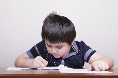 Çocuk parmak nereye çekilirse metin yer tutar