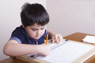 Çocuk bir T-square çizer