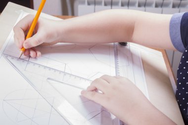 Çocuk elinde bir T-square iki satırlarda çizim.