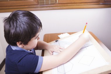 A3 aralığı dividi için farklı seçenekler bir sayfada çocuk çizer