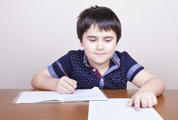 Jóképű fiú átírja a szöveget az irodalmi notebookja — Stock Fotó