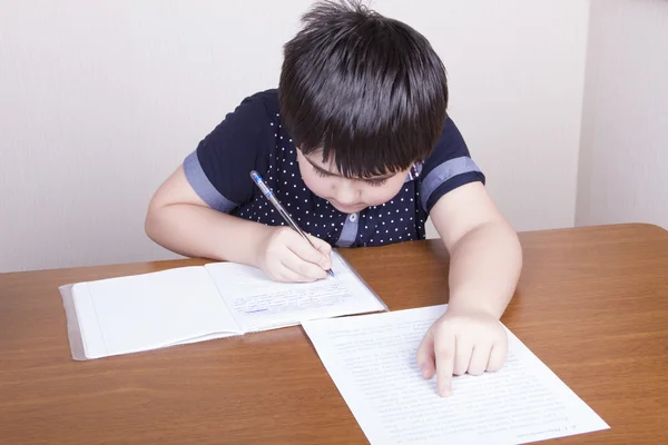 Çocuk yeniden yazar metin, yatay çerçeve