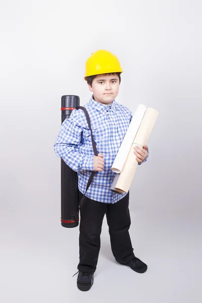 Niño con una pipa sobre su hombro, y con los dibujos — Foto de Stock