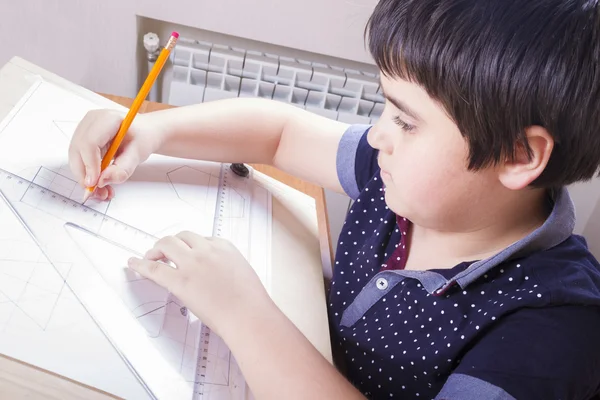 Çocuk evde çizerek devreye girer