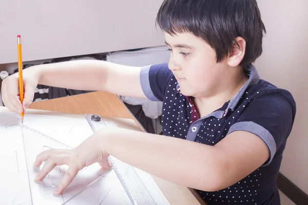 Öte yandan üçgen bir kuralla tutan bir el çocukla satır tutar