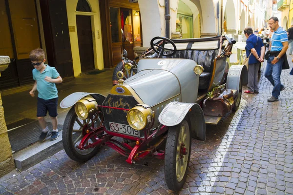 Exposición de coches viejos 1910-1940 años. en la ciudad de Ceva, Italia. agosto 5, 2016 — Foto de Stock