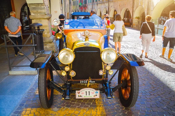Exposición de coches antiguos en la plaza de la ciudad de Ceva, Italia. Augus 8, 2016 — Foto de Stock
