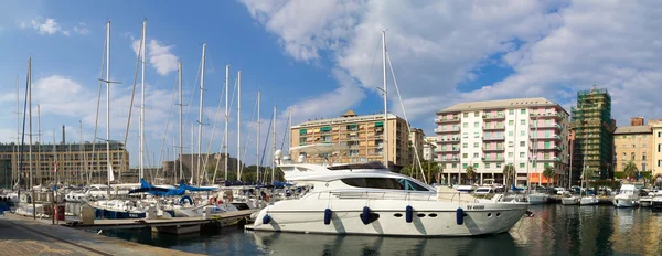 Barca sul molo. Savona, Italia. agosto 2, 2016 — Foto Stock