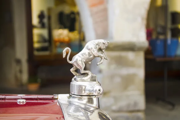 Figura metálica del toro en el capó del coche Fiat rareza. Ceva, Italia. agosto 5, 2016 — Foto de Stock