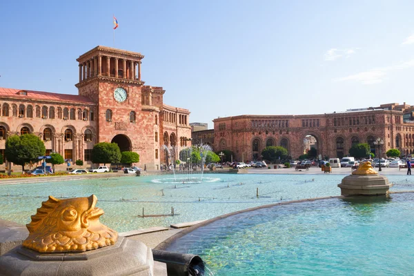 Yerevan, ARMENIA. 17 agosto 2016: Fontana di statua di pesce d'oro nella piazza principale Hraparak . — Foto Stock