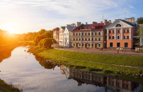 Pskov. Cityscape, eve altın waterfront.