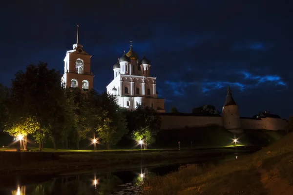 Pskov Kremlin por la noche — Foto de Stock