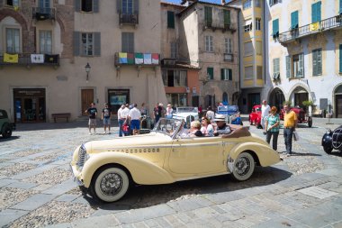 İnsanlar şehrin Ceva, İtalya'nın ekranda eski bir binek araba çalışır. 6 Ağustos 2016.