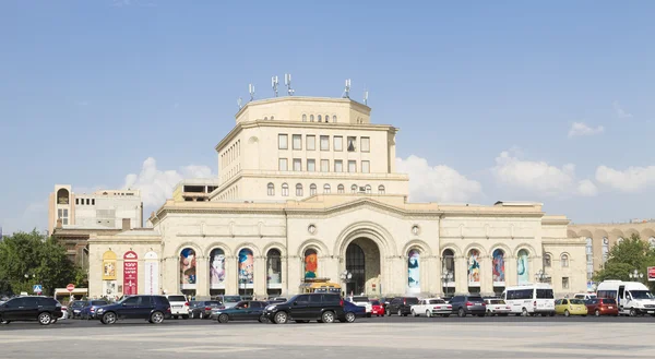 YEREVAN, ARMENIA. 17 de agosto de 2016: Galería Nacional de Armenia y el Museo de Historia de Armenia desde lejos . — Foto de Stock