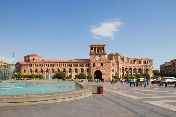 YEREVAN, ARMENIA. 17 de agosto de 2016: Casas do governo armênio, quadro horizontal — Fotografia de Stock