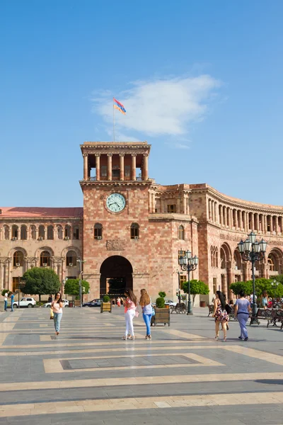 Erivan, Ermenistan. 17 Ağustos 2016: Ermenistan hükümeti evler ve Ermenistan'ın bölgede yayalar