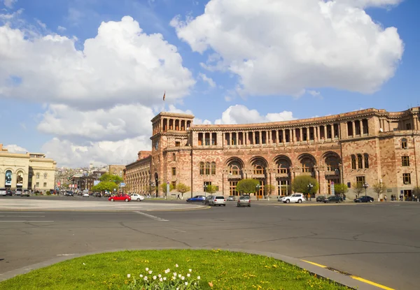 Maison du Gouvernement arménien par une belle journée ensoleillée, Erevan. 12 avril 2015 — Photo