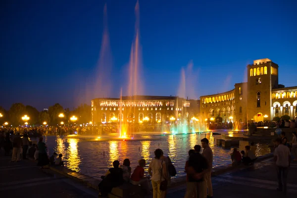 Fontes cantando à noite na praça principal de Yerevan — Fotografia de Stock