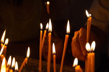 Karanlık tapınakta yanan mumlar