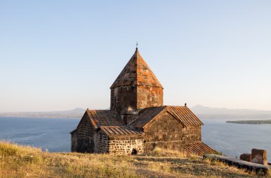 Sevan Yarımadası üzerinde antik manastır. Ermenistan, Sevan.