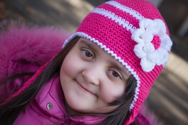 七年，在冬季，在明亮的粉红色针织帽子的女孩 — 图库照片