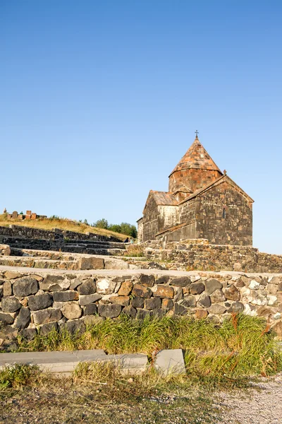 Sevanavank kilisede günbatımı parlak güneş ışığı altında. Ermenistan — Stok fotoğraf