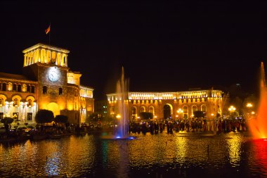 Gece Yerevan'ın merkezi kare