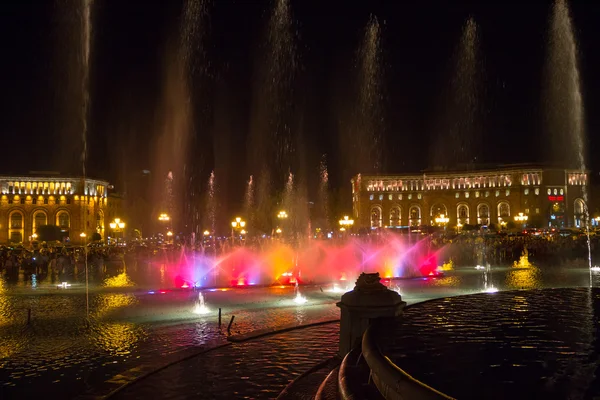 晚上埃里温和唱歌在中央广场的喷泉。Armeniya — 图库照片