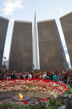 Birçok kişi, Ermeni Soykırımı Anıtı. Ermenistan, Erivan, Tsitsernakaberd 22 Nisan 2015