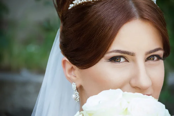 Portrait of the bride with large green eyes — Stock Photo, Image