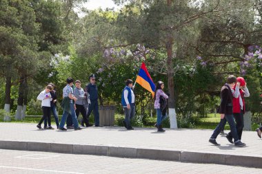 Ermenistan bayrağı başlatma sonra gelen öğrenciler. Ermenistan, Yerevan.Tsitsernakaberd. 27 Nisan 2015