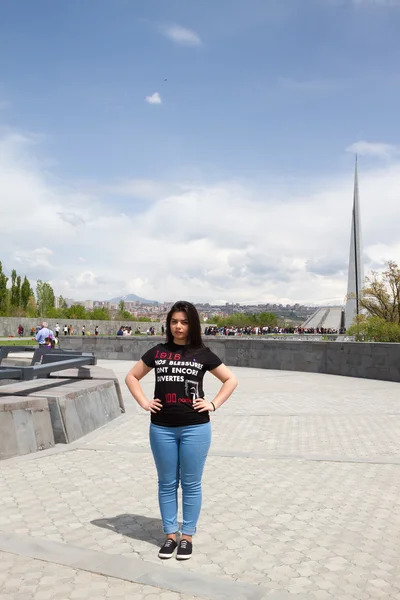 Armeense meisje in een zwart T-shirt met het opschrift op de Armeense Genocide is op het plein in pamyatnika. Armeniya, Tsitsernakaberd — Stockfoto