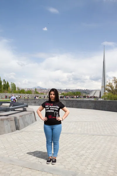 Armeense meisje in een zwart T-shirt met het opschrift op de Armeense Genocide is op het plein in pamyatnika. Armeniya, Tsitsernakaberd Stockfoto