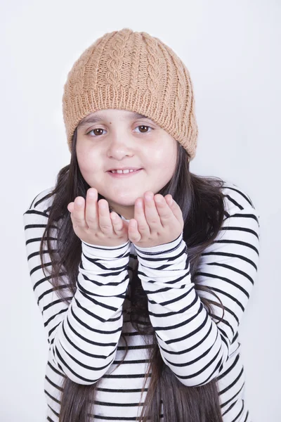 Mädchen mit langen Haaren in beiger Strickmütze — Stockfoto