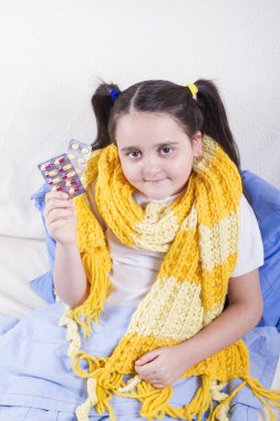 Bir kızla el gülümseyen hapları