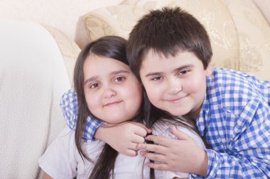 Ve her iki gülümseyen kız portresi