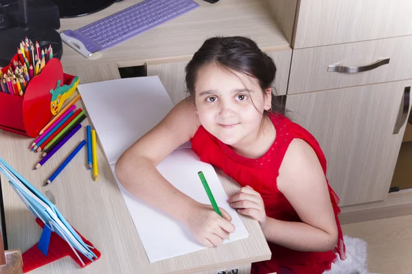 Güzel kız büyük boya kalemi çizmek için albümde çizer