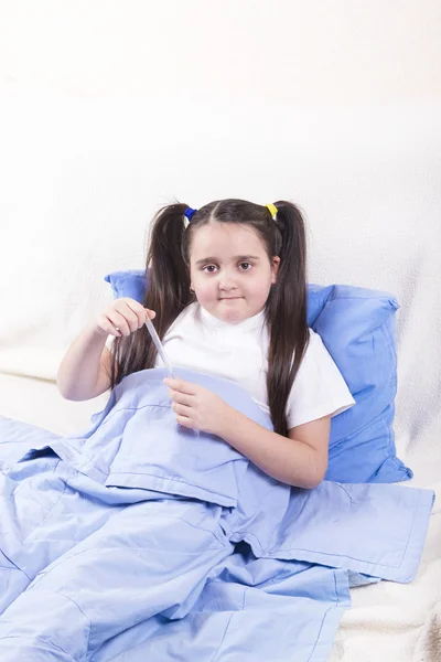 The girl fell ill and want to measure the temperature — Stock Photo, Image