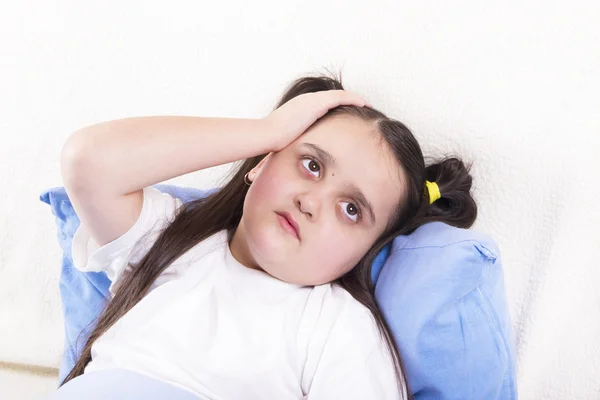 Kız hasta düştü ve kafasını tutarak onun elini