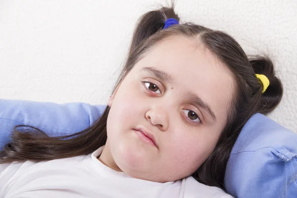 Yastığın üzerinde yalan üzücü hasta kız