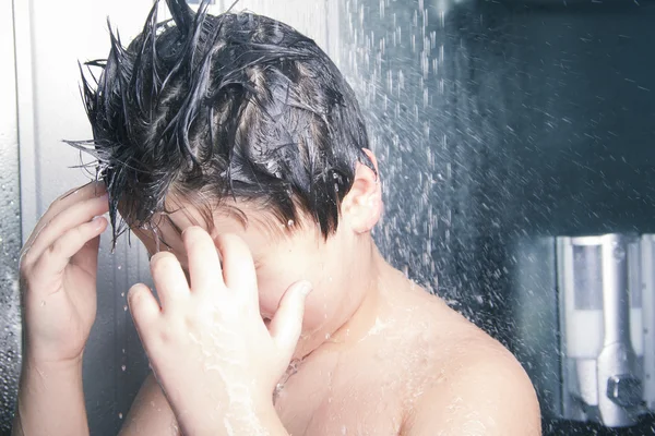 Çocuk kafasını duşta yıkar.